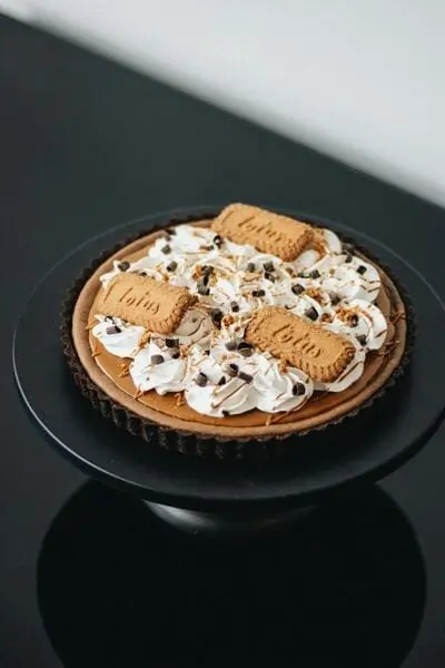 Galletas Lotus Biscoff apiladas cuidadosamente, mostrando su textura crujiente y color caramelizado.
