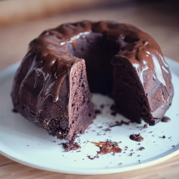 Bizcocho de chocolate esponjoso recién horneado con cobertura de chocolate