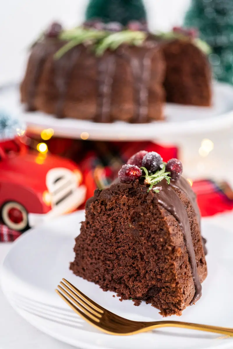 Bizcocho de chocolate esponjoso y húmedo recién horneado, con chocolate derretido y una textura suave."