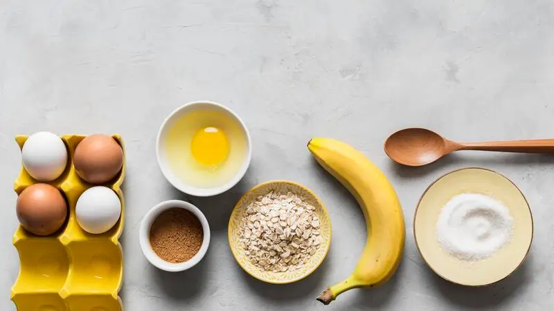 Ingredientes para preparar un bizcocho de plátano: plátanos, harina, huevos