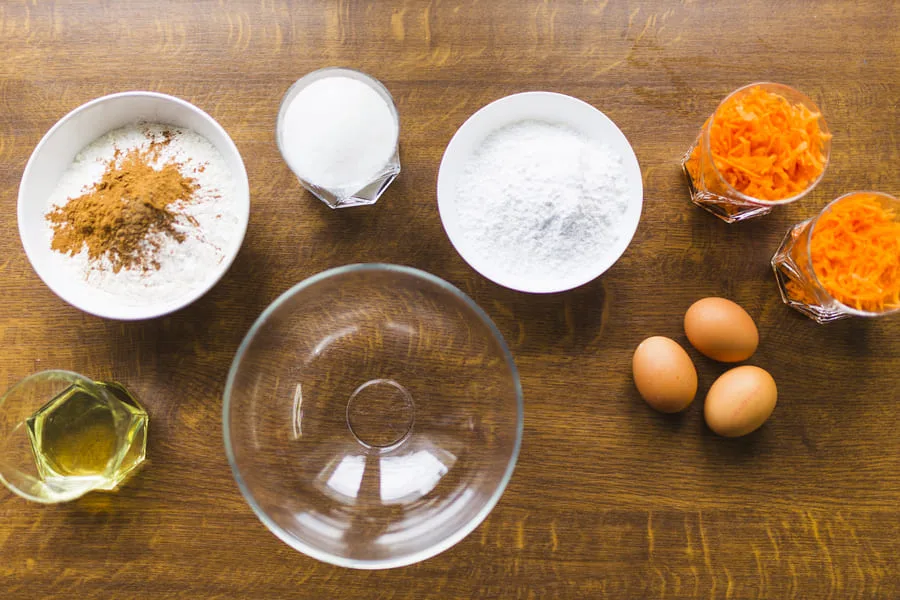 Bizcocho sin levadura con canela y ralladura de naranja, esponjoso y aromático, ideal para un postre casero delicioso