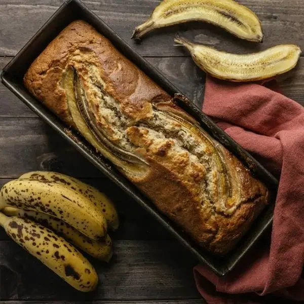 Bizcocho de plátano recién horneado hecho con solo 3 ingredientes