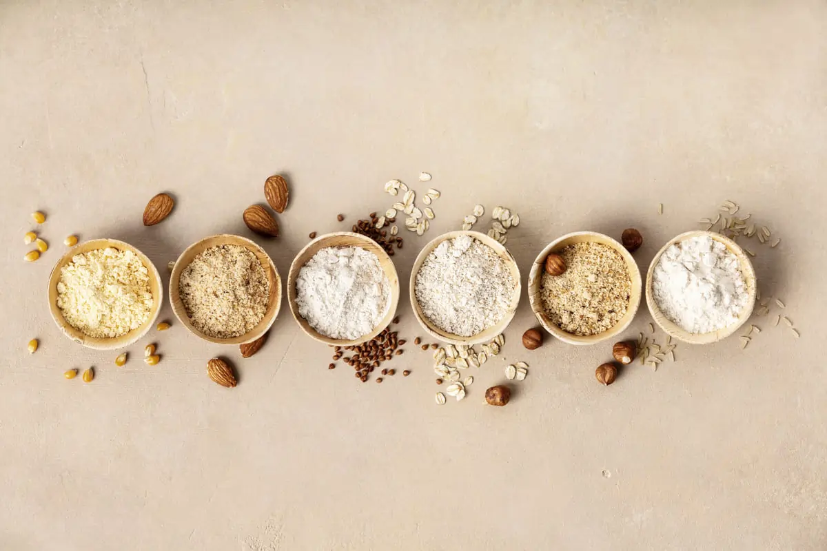 ¿Qué harina es más sana para bizcocho? Variedad de harinas saludables como almendra, avena y coco en tazones