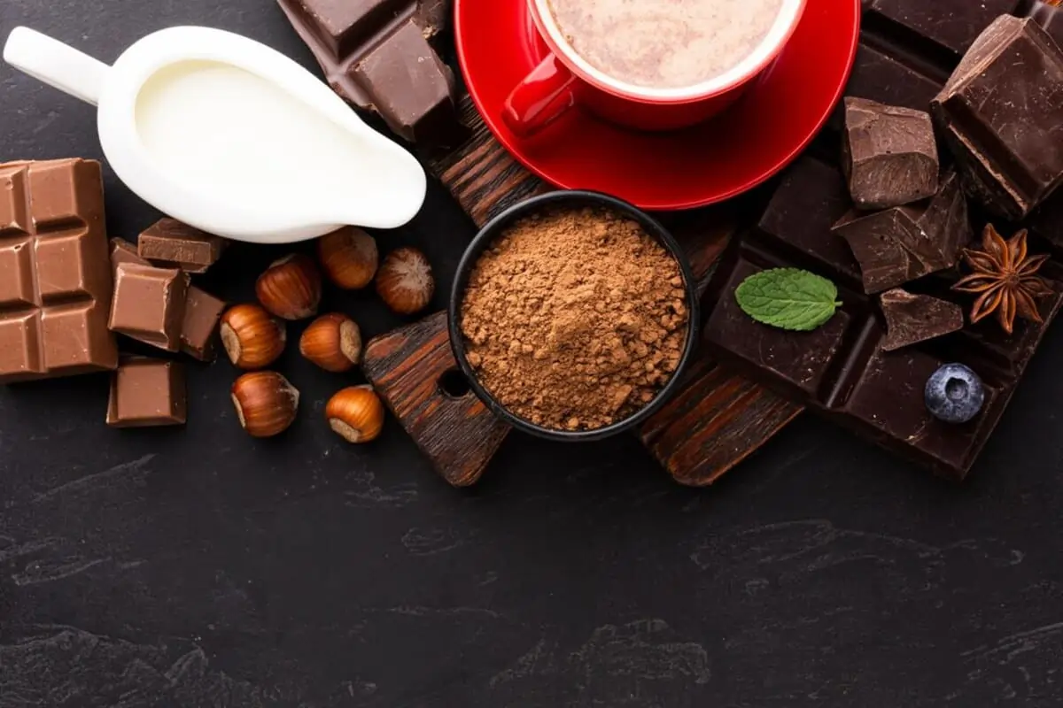 Cacao en polvo vs chocolate para hornear junto a leche y avellanas.